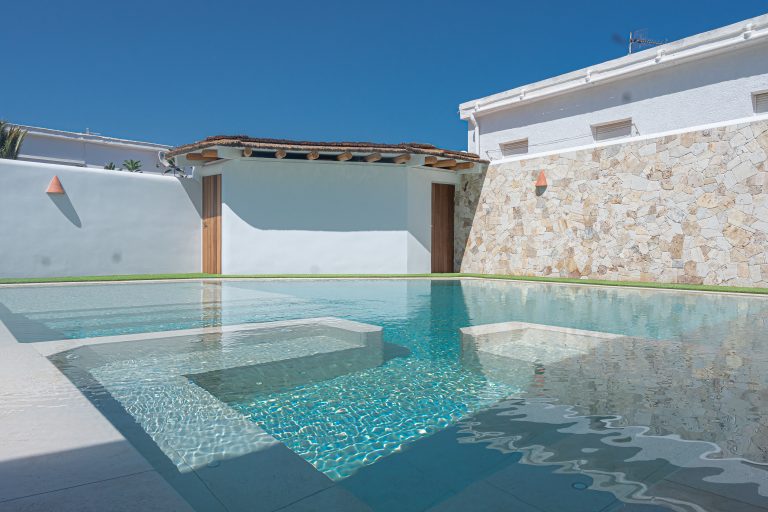 construye tu piscina en comercial vera